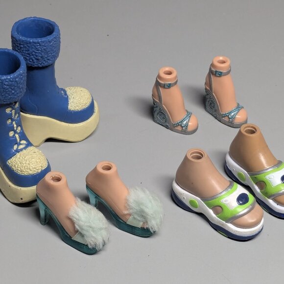 4 Pairs Bratz Shoes Play Sportz Winterland Nighty-Nite & Strut It Chloe - Picture 2 of 5